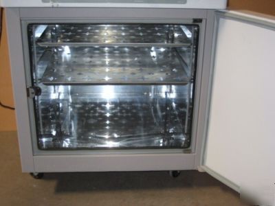 Vwr 1535 general purpose incubator - 24X23X19 - 70DEG c