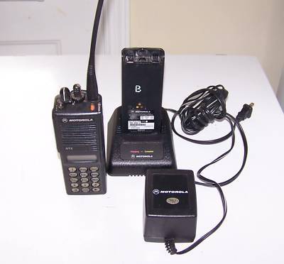 Motorola MTX8000 800MHZ radio H01UCH6DB7AN & charger