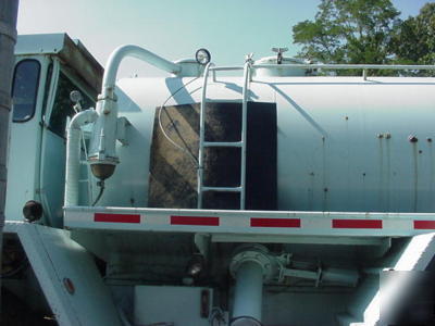 1983 floater biosolids applicator vacuum tanker cat 4X4